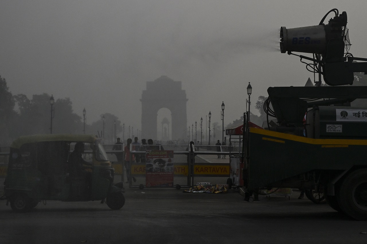 Amidst the rising pollution levels in Delhi, the government has instructed the administration to use truck-mount water sprinklers to mitigate the effects of pollution