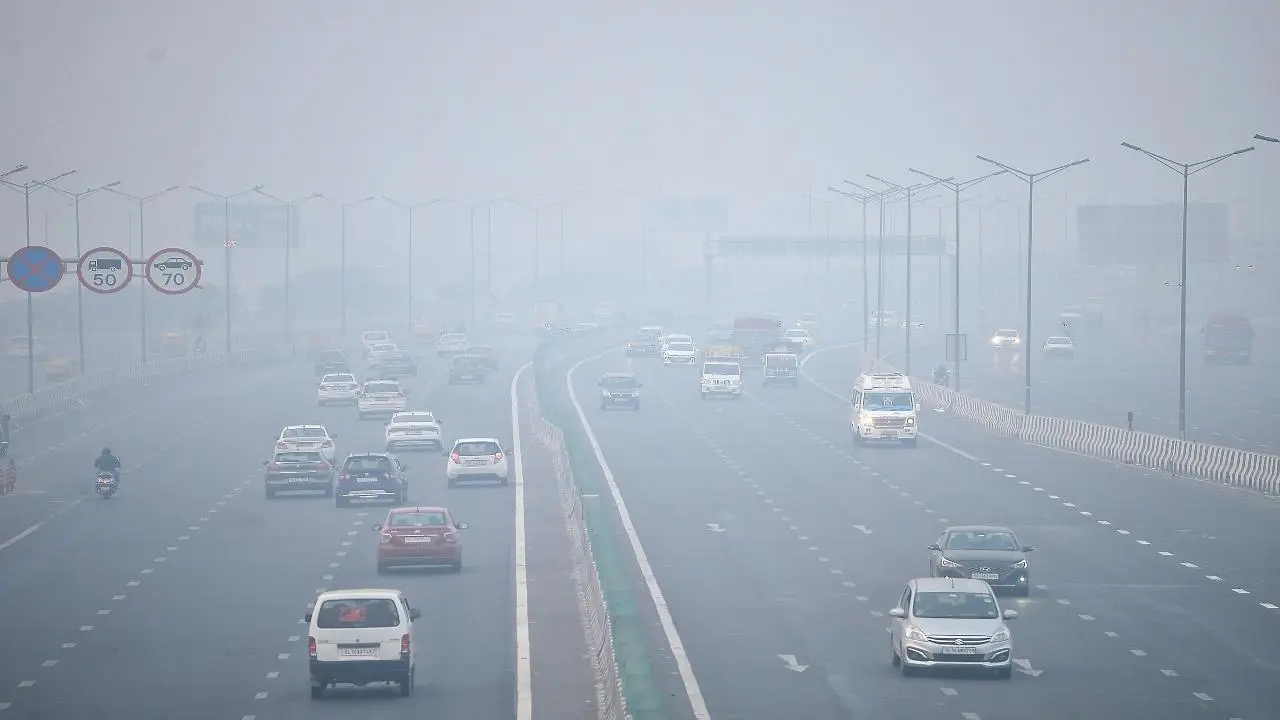 Delhi experiences light rain, dense fog, and AQI of 371, reducing visibility