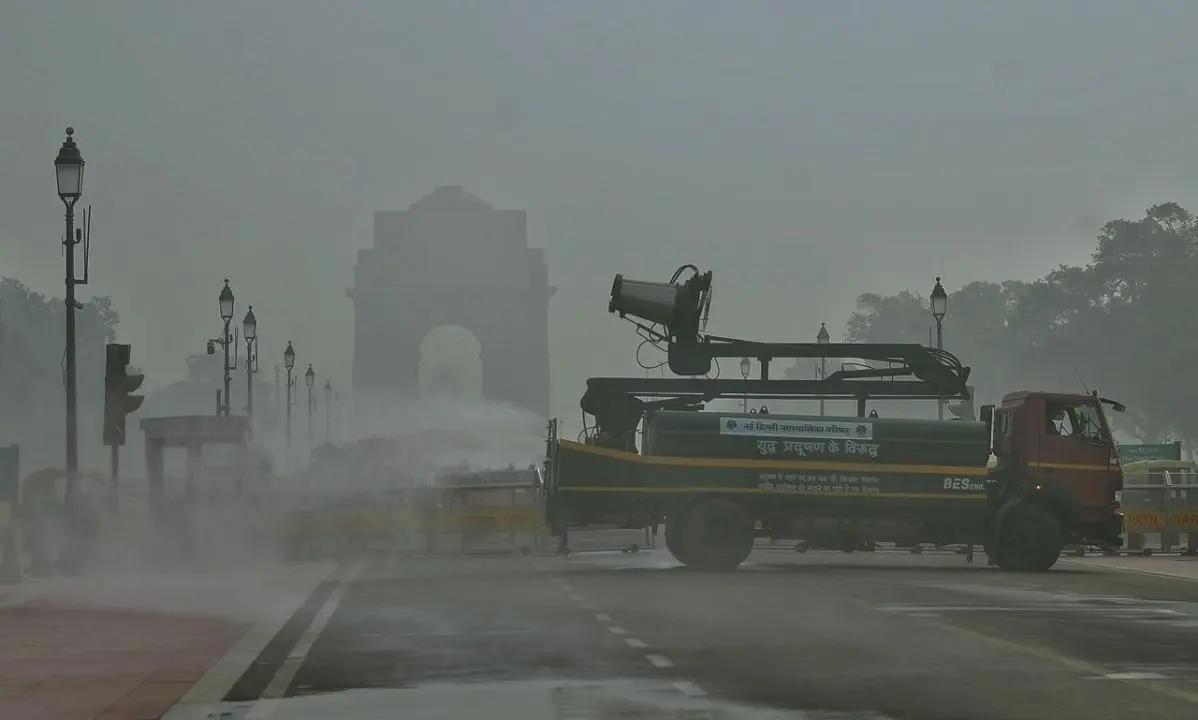 Delhi AQI recorded at 277 in 'poor' category as fog covers the city