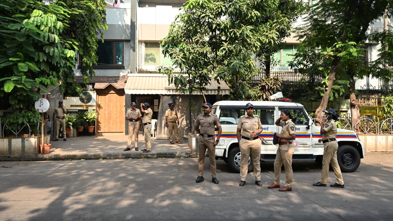 The protest was joined by several people, raising slogans demanding safety of Hindus in Bangladesh. It was was led by VHP Delhi unit head Kapil Khanna