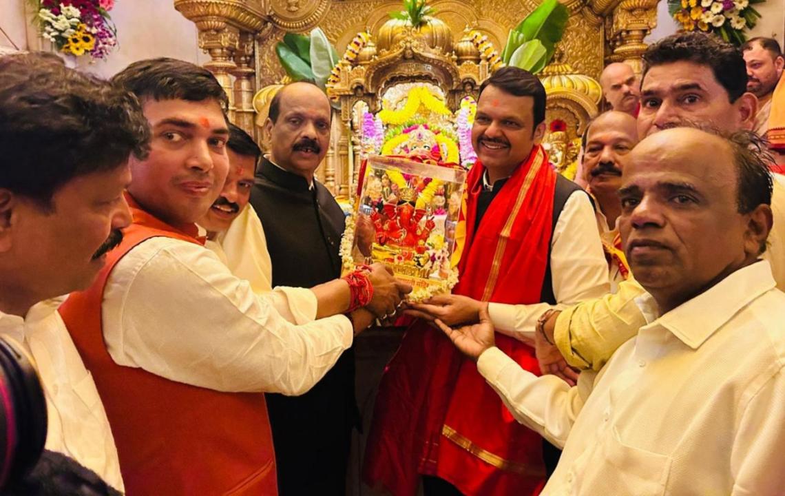 Ahead of swearing-in ceremony, Fadnavis offers prayers at Siddhivinayak Temple