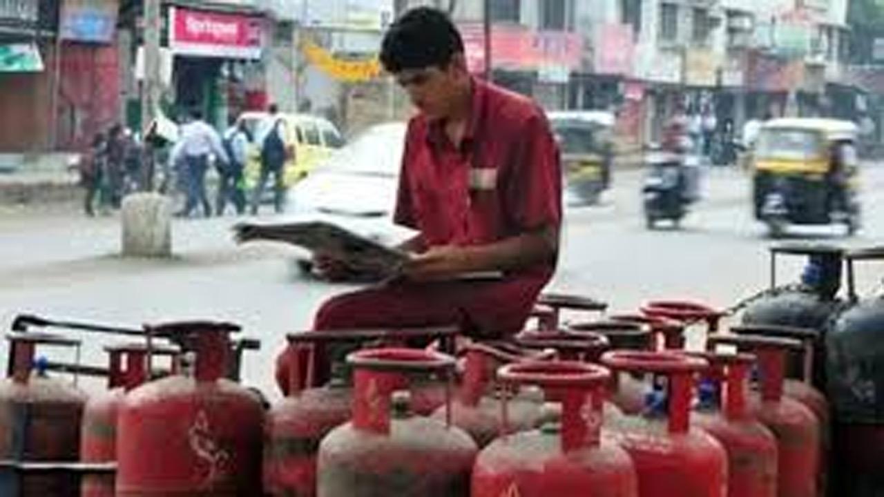 Commercial LPG cylinder prices hiked by Rs 16.5, domestic remained unchanged