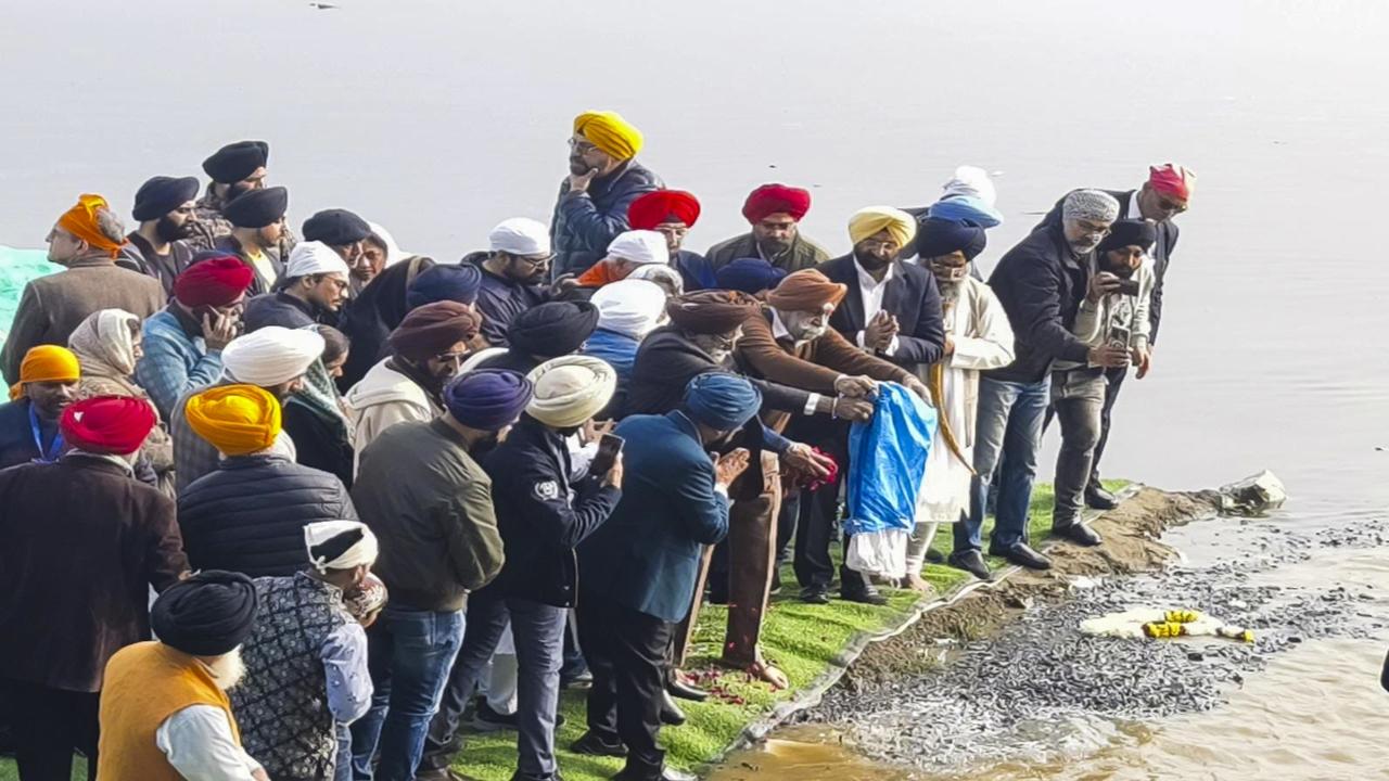 Former Prime Minister Manmohan Singh's ashes immersed in Yamuna river