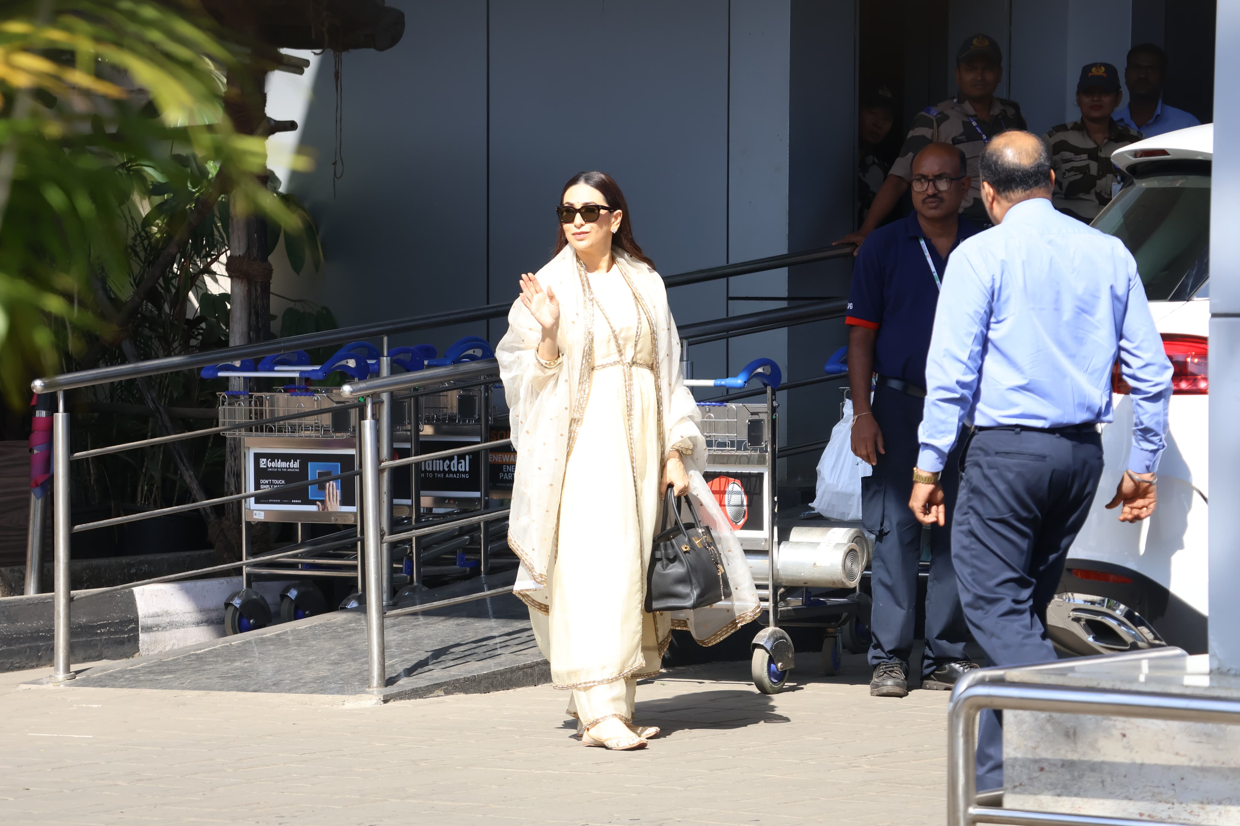 Karisma Kapoor's plain beige kurta, pant, and dupatta gave major fashion inspiration