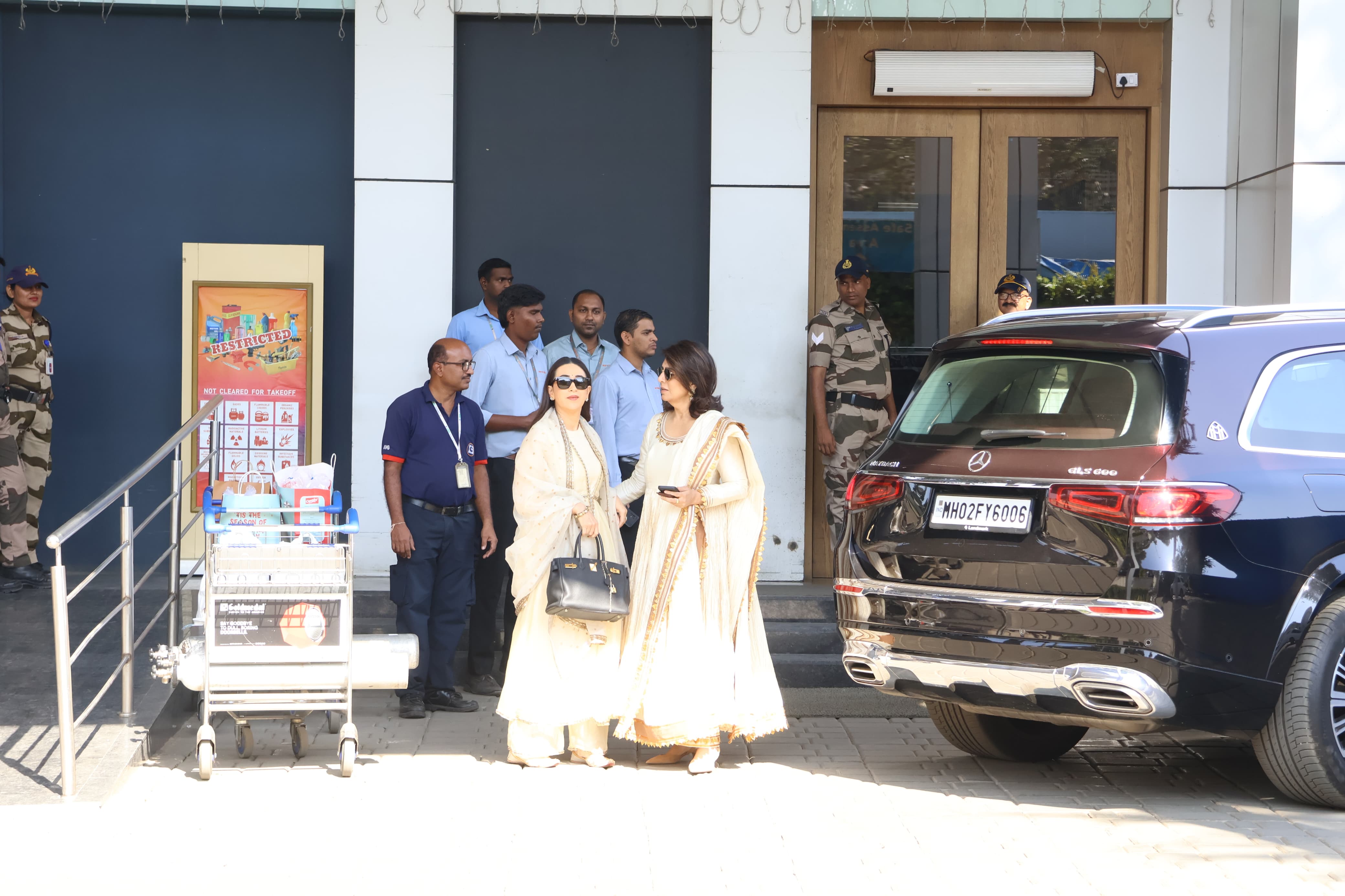 Karisma Kapoor and Neetu Kapoor also reached Kalina airport, wearing matching white outfits