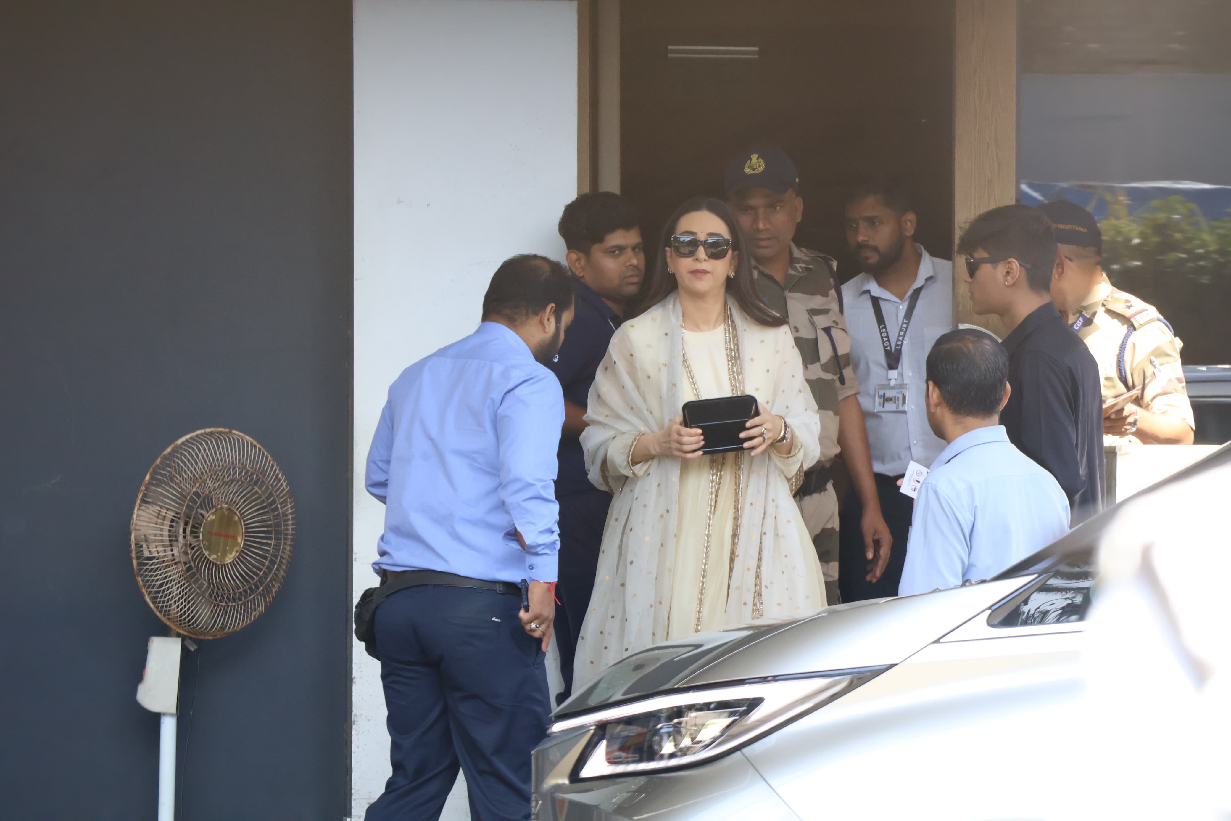 Karisma waited and posed for the paparazzi before entering the airport for her flight to Delhi