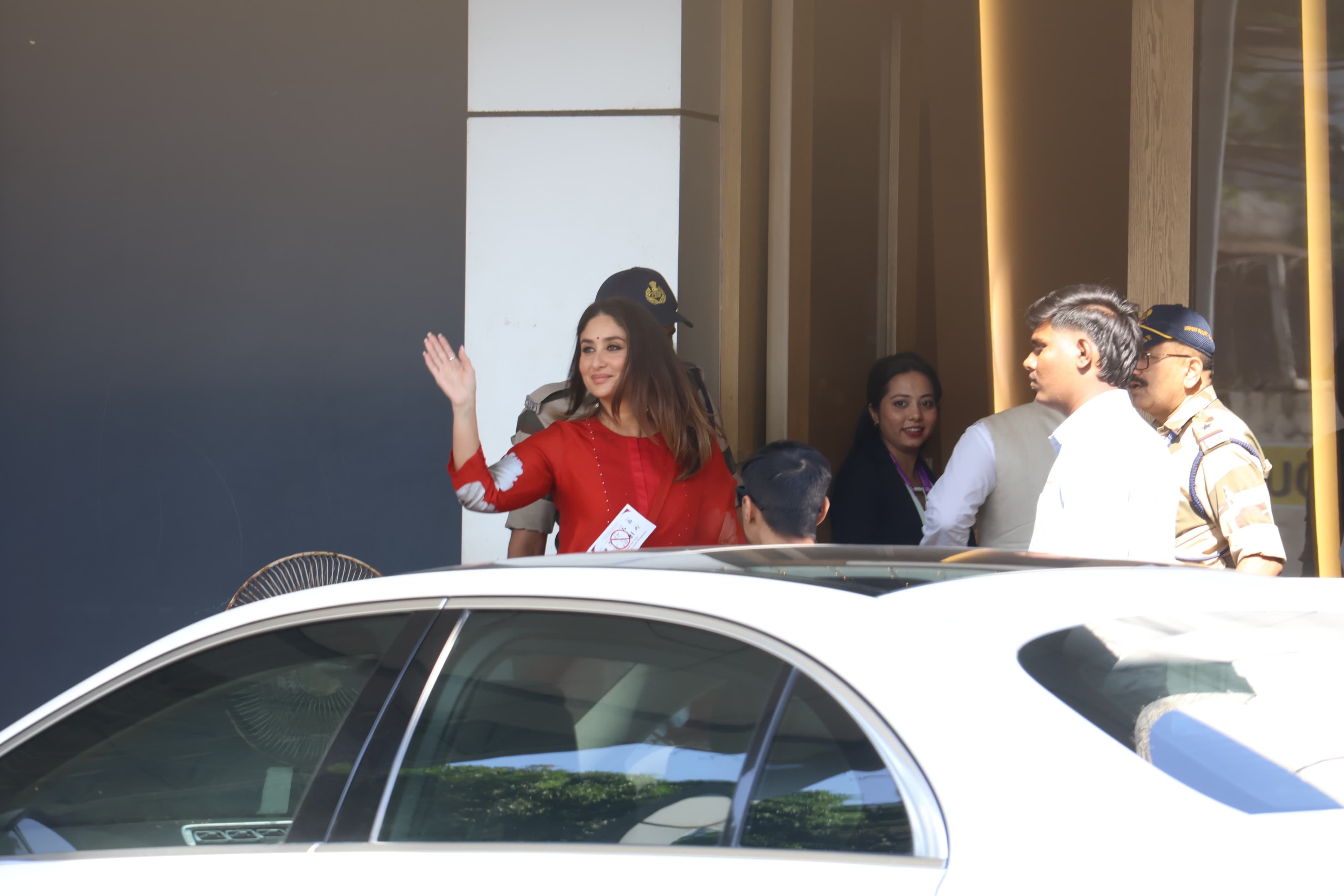 As Kareena reached Kalina airport, she greeted the paparazzi with a smile and a wave