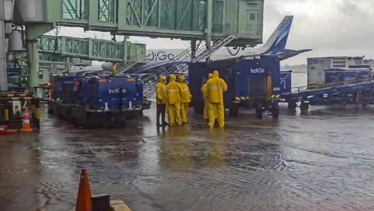 After Cyclone Fengal made landfall yesterday, the beaches in Chennai witnessed high tides and rough sea conditions this morning. The weather forecast issued by the Regional Meteorological Centre (RMC) predicted 