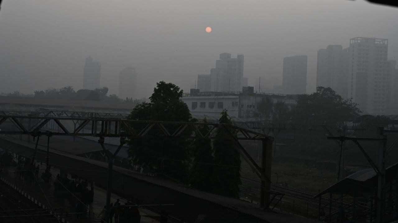 Smog, haze engulf Mumbai's skyline as AQI rises to 166 on Thursday evening