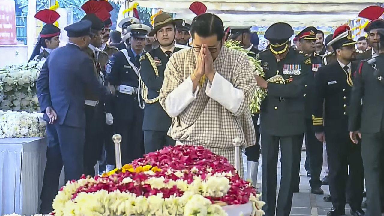 King of Bhutan, Mauritius foreign minister pay last respects to Manmohan Singh