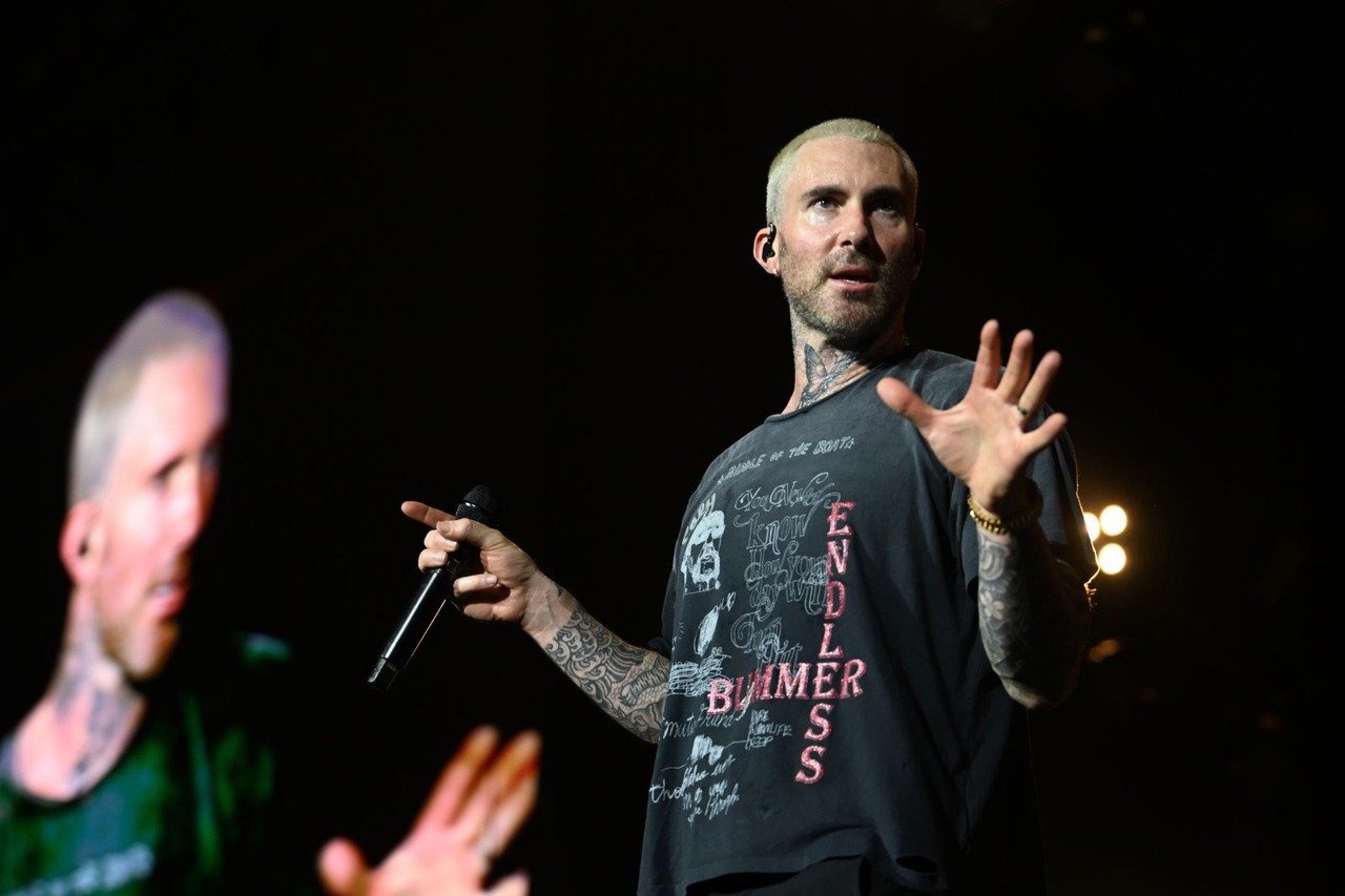 Led by Adam Levine, they graced the stage at the Mahalaxmi Racecourse on Tuesday. 