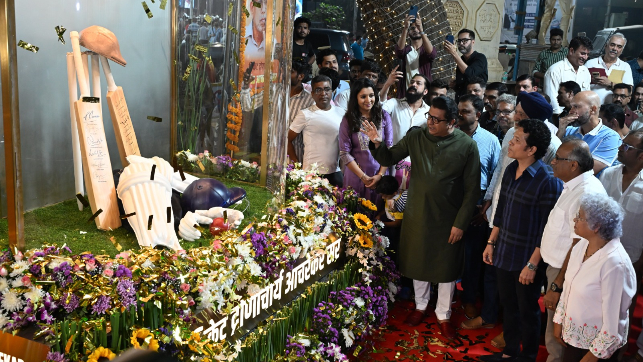 Along with Tendulkar, Maharashtra Navnirman Sena (MNS) chief Raj Thackeray was also present at the event in Shivaji Park