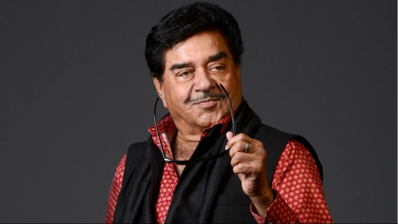 Shatrughan Sinha slams Mukesh Khanna for questioning Sonakshi Sinha's upbringing