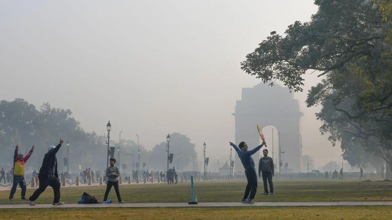 Delhi's air quality remains 'poor' as smog limits visibility and temp drops