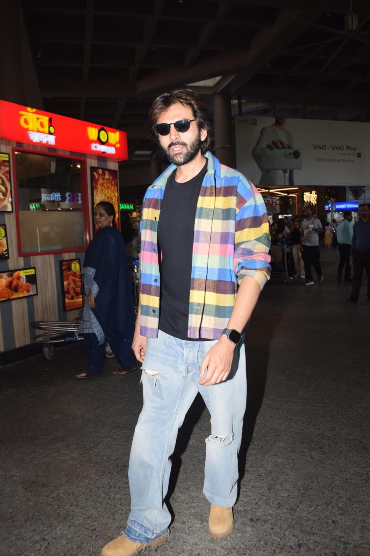 Kartik Aaryan flaunted his new bearded look at the Mumbai airport.