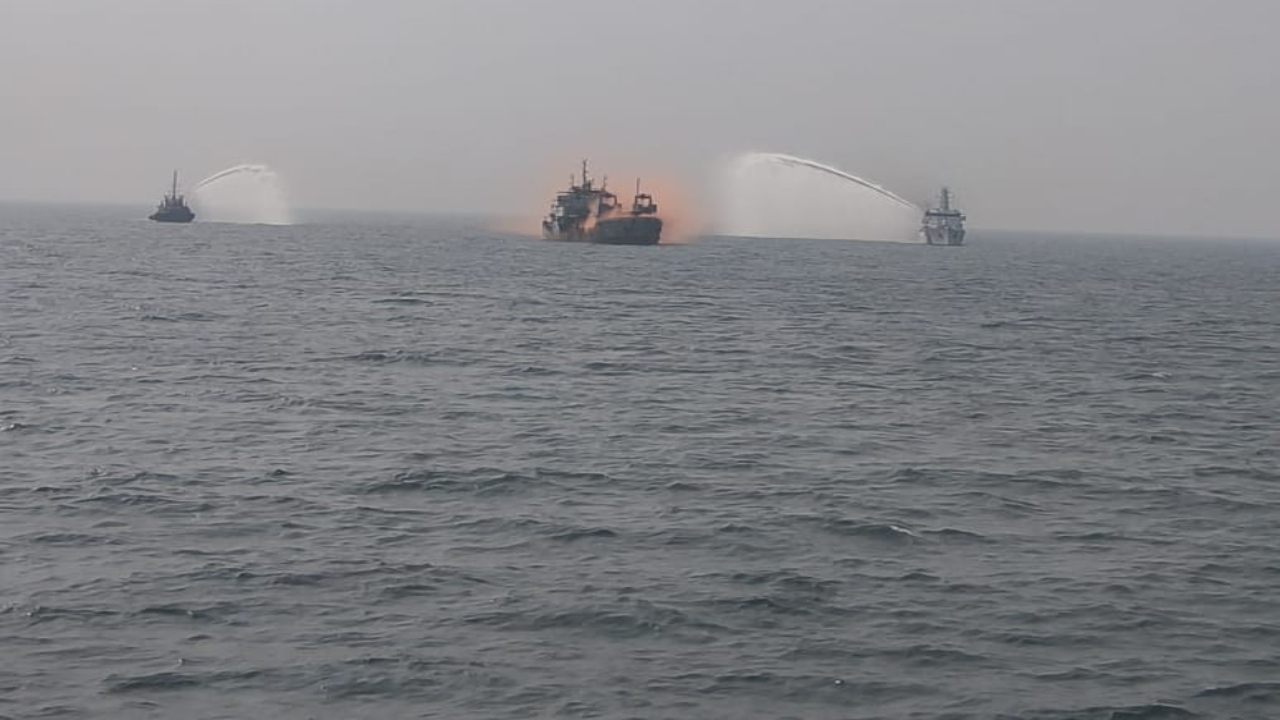 The event's highlight was a sea exercise simulating a passenger aircraft crash emergency. In this scenario, an aircraft carrying 250 passengers suffered a major technical failure, lost communication with Air Traffic Control (ATC), and disappeared from radar approximately 150 nautical miles northwest of Kochi