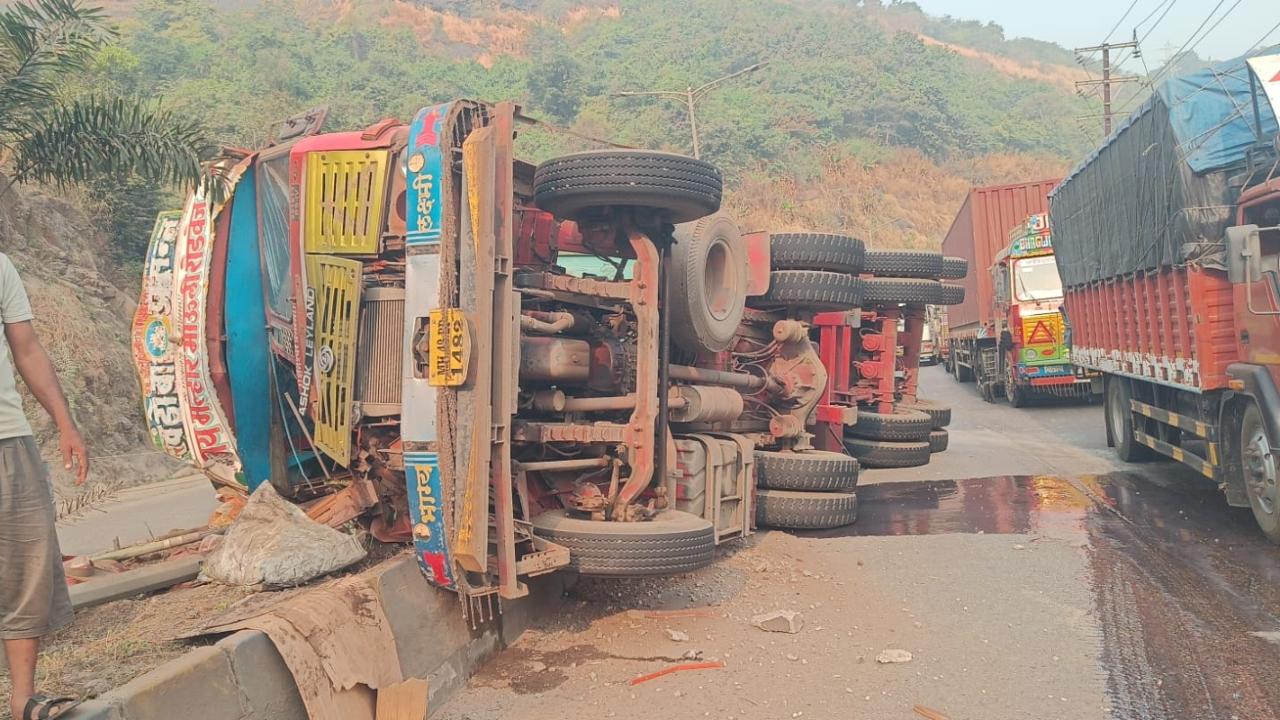 Traffic disrupted at Mumbra bypass after container truck hits road divider