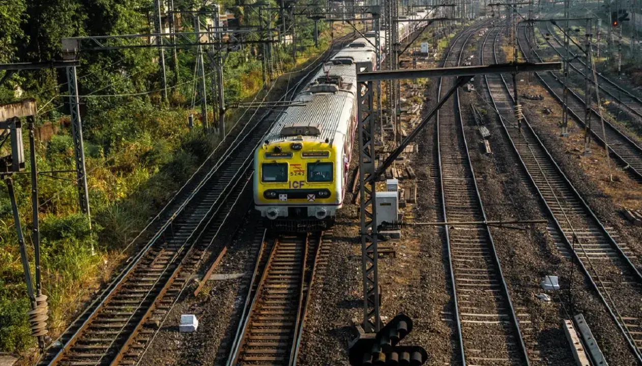 Mumbai: Morning rush disrupted as rail fracture delays CR trains at Badlapur