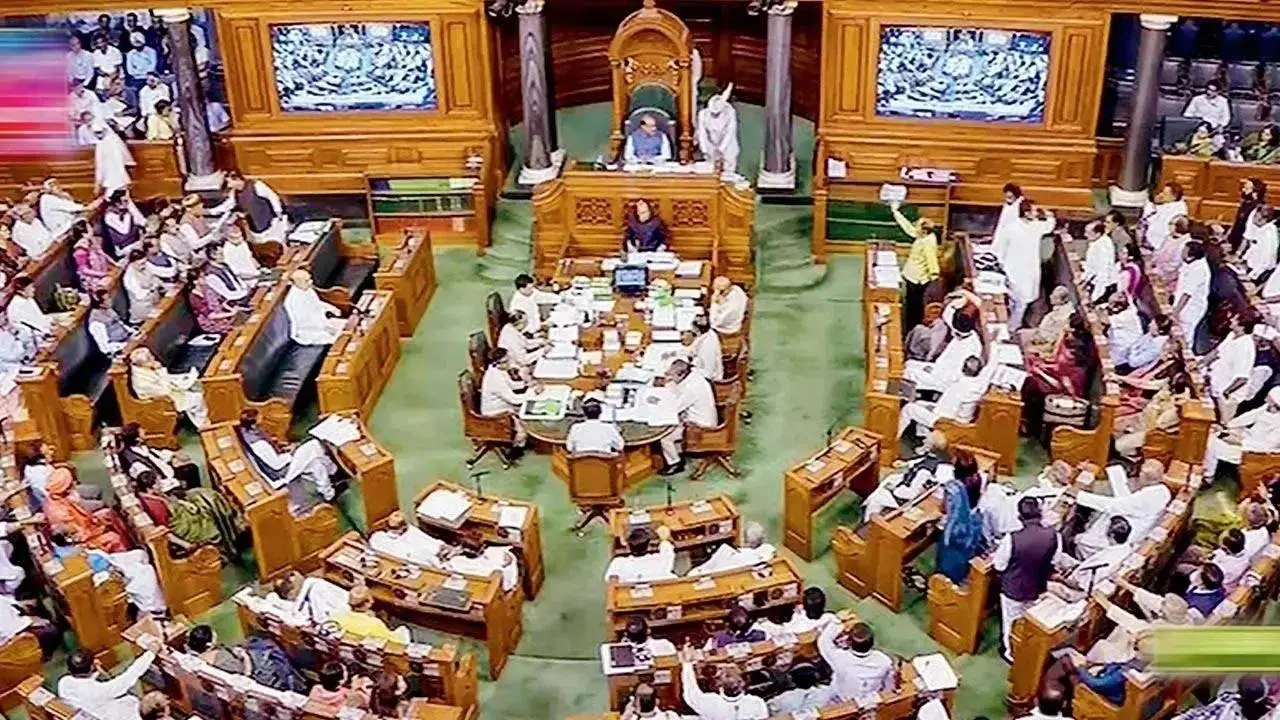 Kerala: Locals in Kochi protest against Waqf (Amendment) Bill