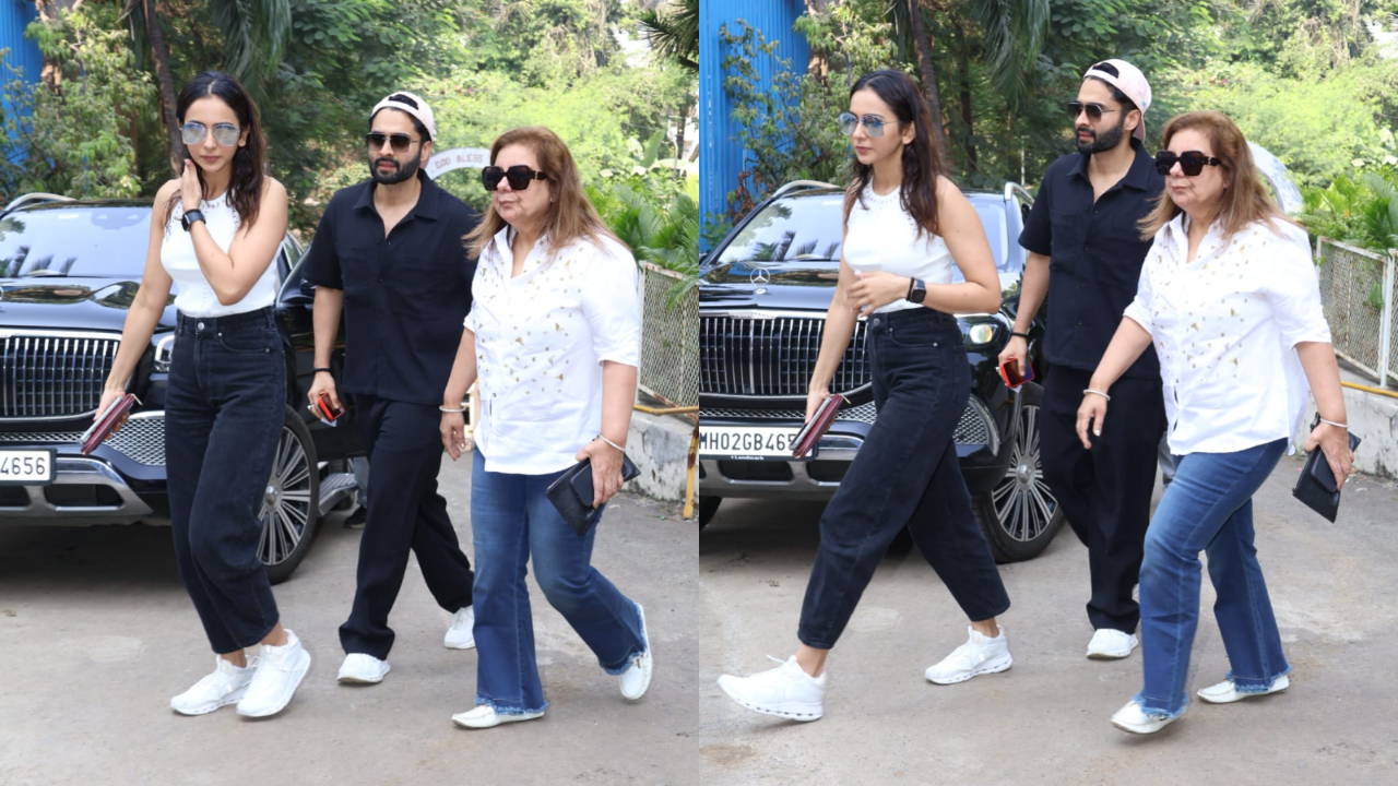 Both Rakul Preet Singh and Jackky Bhagnani looked stylish as they stepped out to vote. The former opted for the classic combo of black pants and white top while the latter donned an all-black look. 