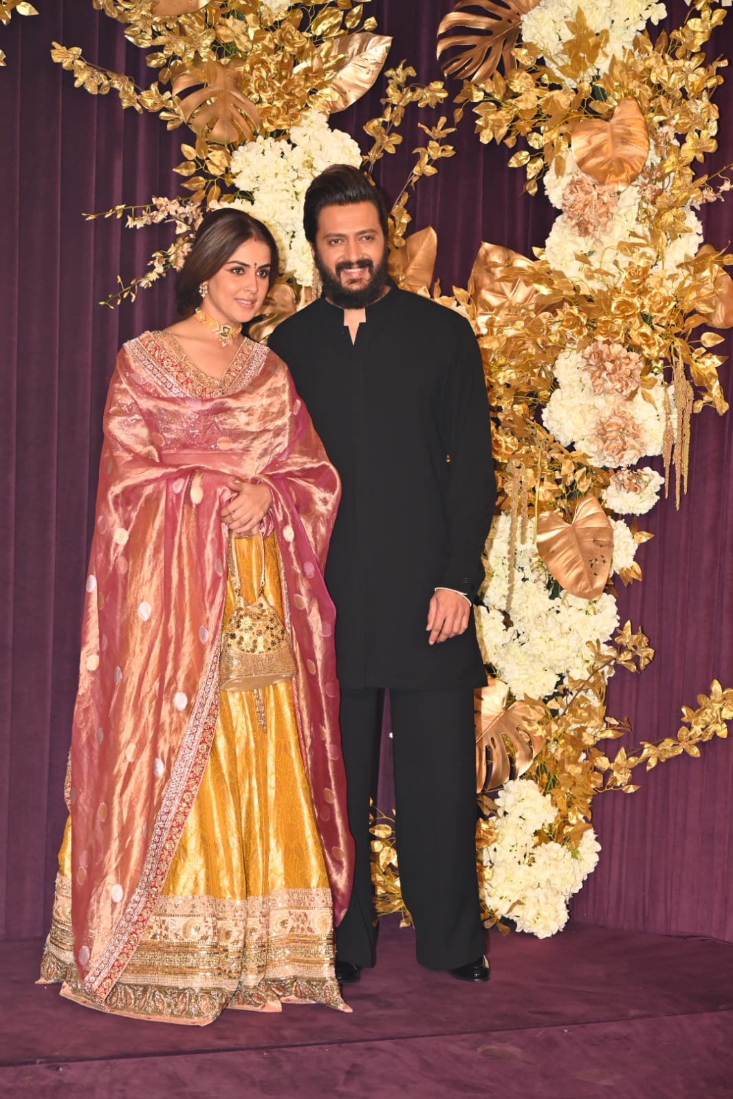 Just like any other day, Riteish and Genelia Deshmukh once again stole the limelight with their stylish ethnic outfits. While Genelia wore a yellow shirt and kurti with a pink dupatta, Riteish complemented her in an all-black outfit.