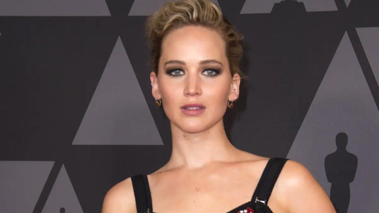 Jennifer Lawrence shows off baby bump on lunch date with Cooke Maroney