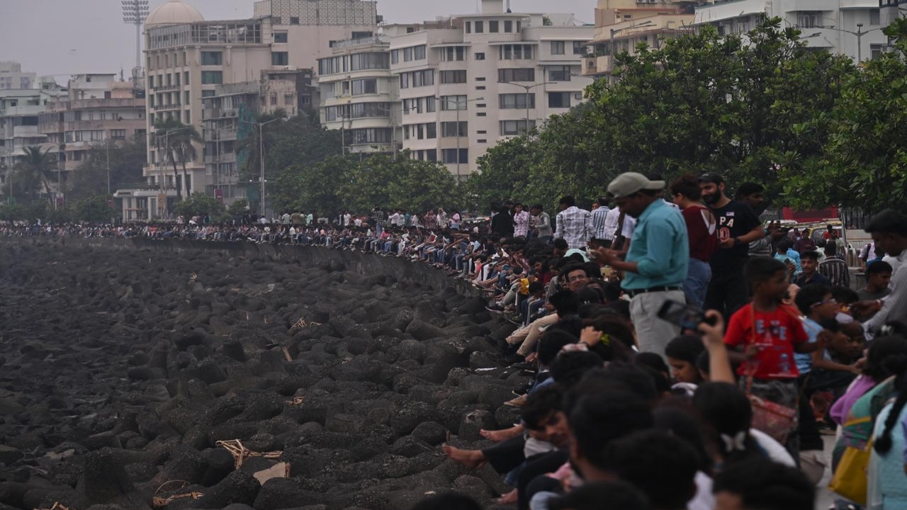 As October 2 is a holiday, Mumbaikars thronged one of its favourite hang out spots, the Marine Drive, to enjoy the rains 