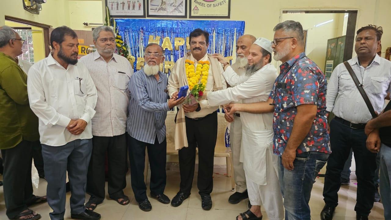 Commuters give farwell to Jogeshwari superintendent on his retirement