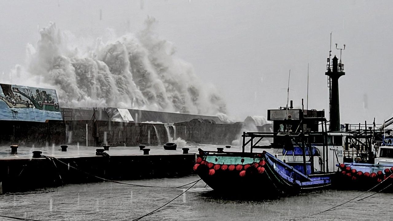 Taiwan closes schools and offices as typhoon Kong-rey reaches east coast