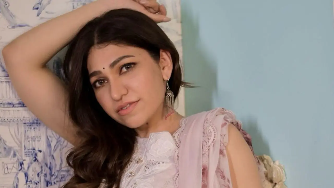 In an unexpected turn of events, singer Tulsi Kumar narrowly escaped being injured on the set of her latest music video. Read More