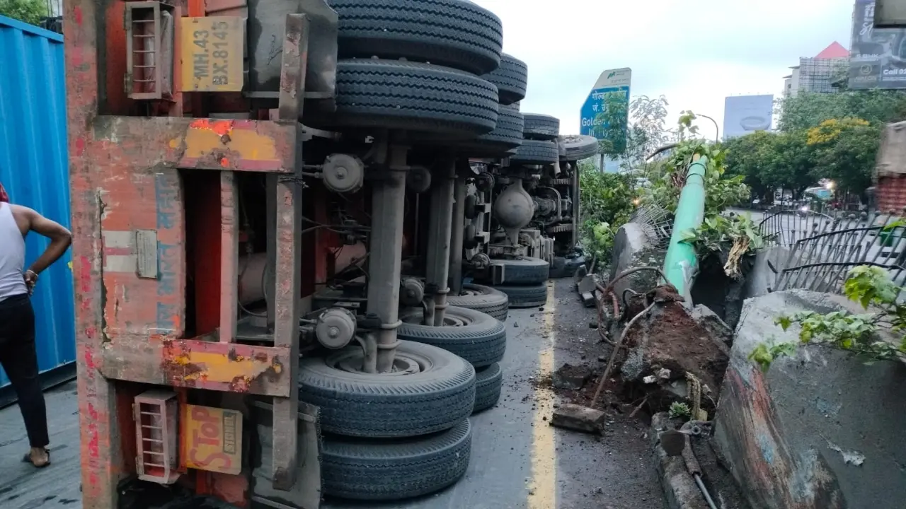 Truck carrying liquor overturns on Mumbai-Nashik highway; driver detained 