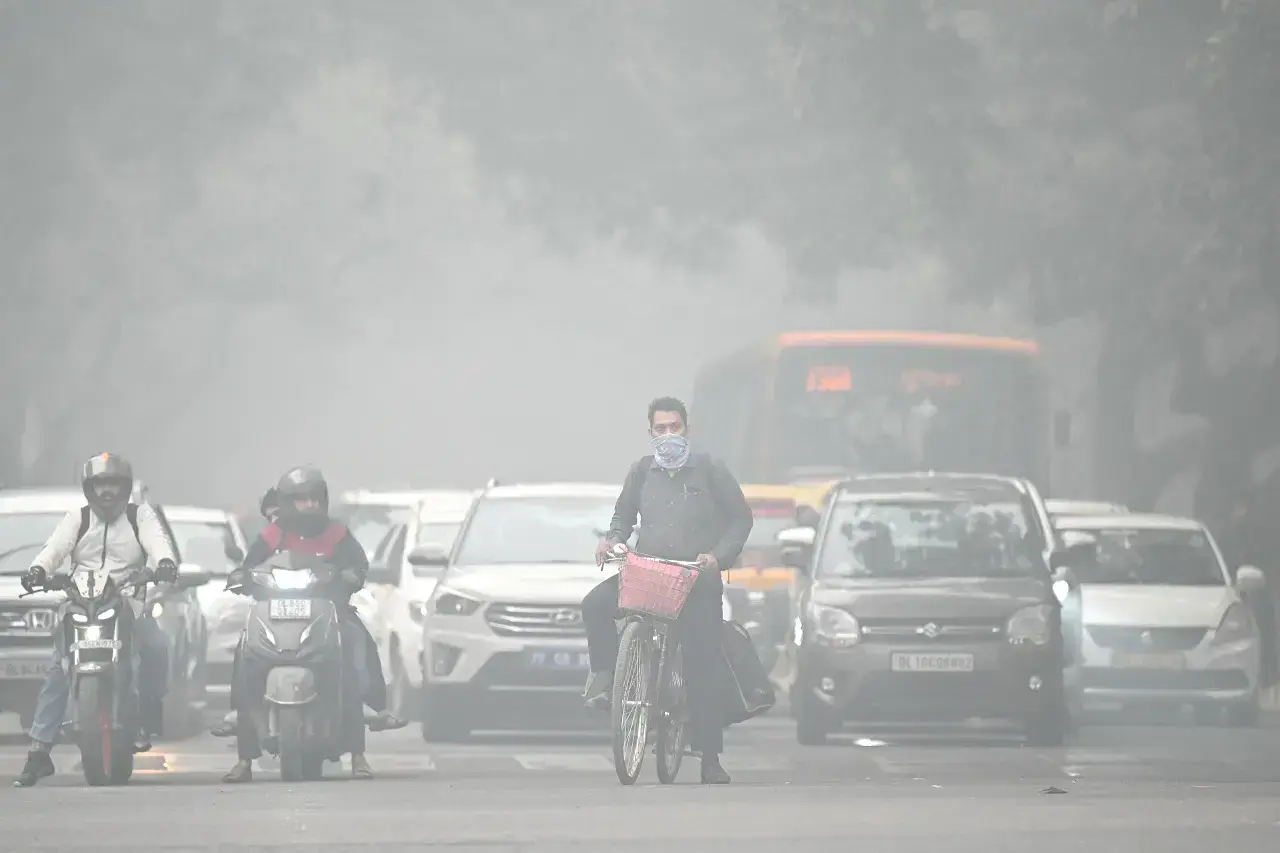 Delhi experiences dense fog and cold wave with AQI of 348 